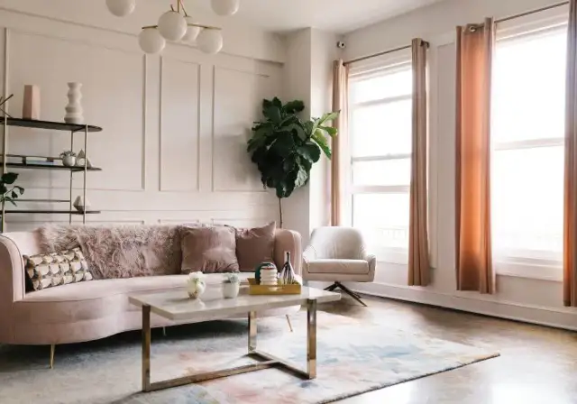 Jakie zasłony do beżowych ścian? Oto kolory, które odmienią wnętrze