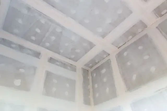 Czy gruntować płyty gk przed gładzią? Uniknij problemów z przyczepnością