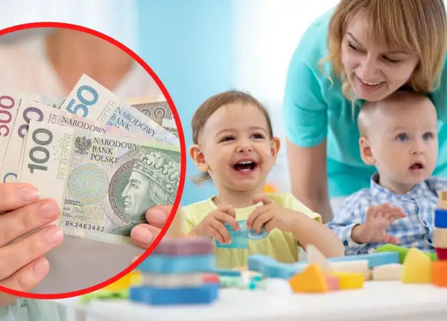 Dłonie trzymające polskie banknoty, w tle uśmiechnięte dzieci i opiekunka.