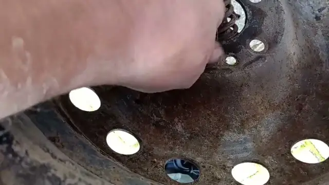 Jak wyjąć koło zapasowe Fiat Doblo - proste kroki, które musisz znać