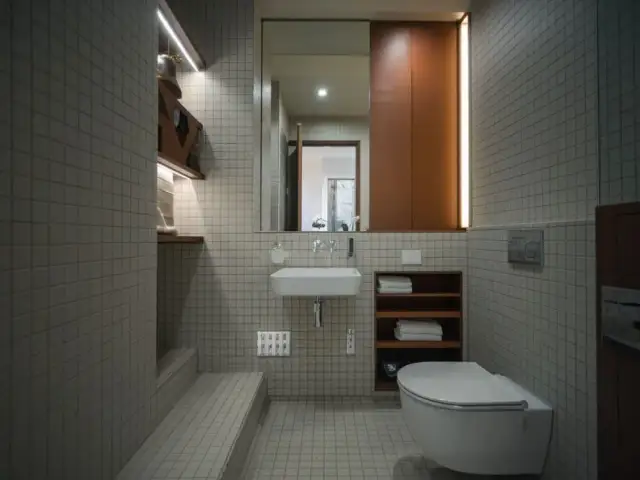 Skuteczne metody jak ukryć rury w małej łazience: 5 praktycznych porad