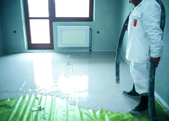 Wylewka samopoziomująca: Ile cm? Grubość kluczem do trwałej podłogi