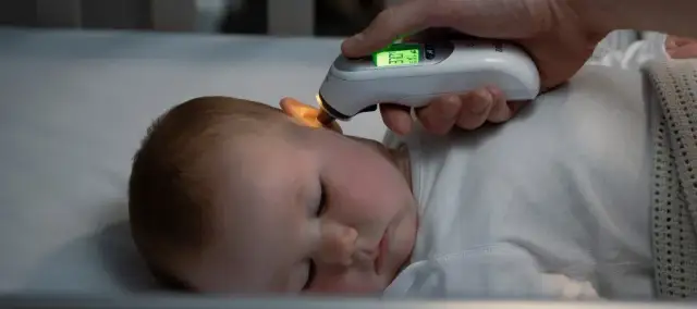 Jaka temperatura u niemowlaka? Poznaj normy i kiedy się martwić