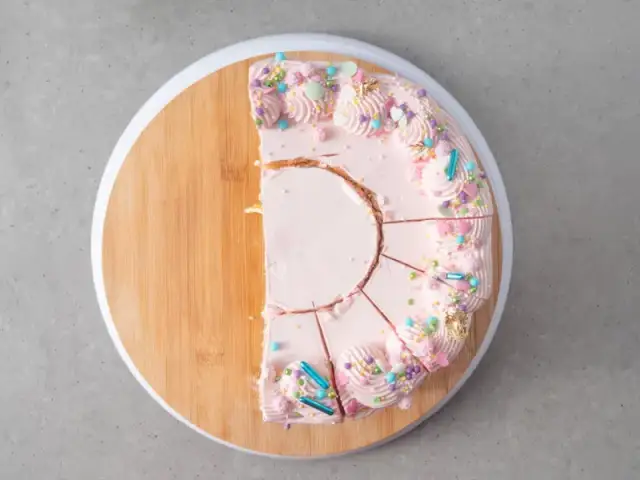 Jak pokroić tort na równe kawałki bez kruszenia i frustracji