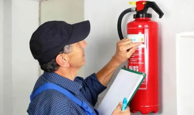Co ile przegląd gaśnic w budynkach? Kluczowe informacje, aby uniknąć kar