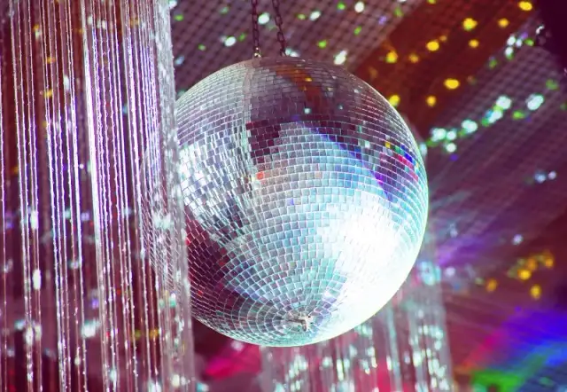 Muzyka elektroniczna lata 70: kluczowe albumy i artyści, którzy zmienili świat