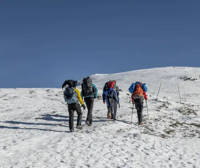 Zimowa wędrówka w góry: co spakować? Bezpieczny poradnik eksperta
