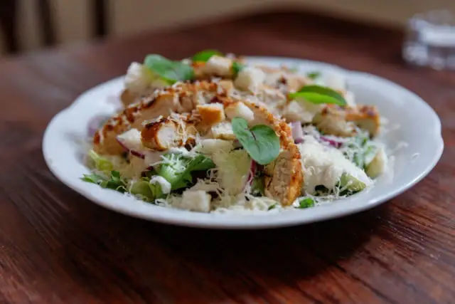 Jak zrobić sałatkę Cezar? Odkryj przepis na idealny smak!