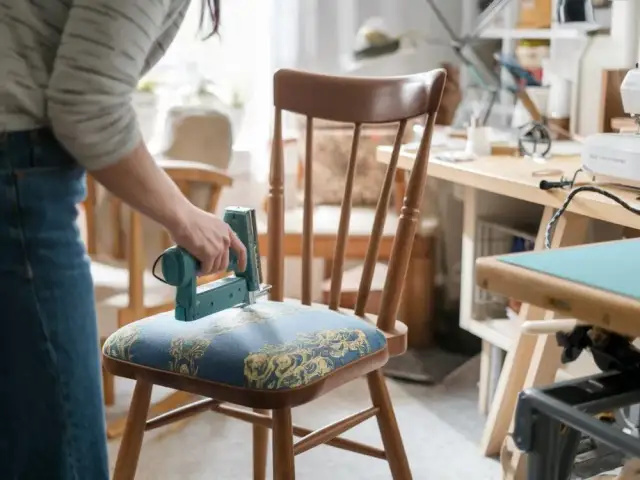 Jak obić krzesło? Kompletny przewodnik DIY i trendy 2026