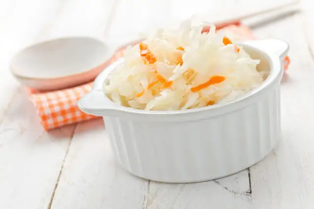 Ile kalorii ma surówka z kiszonej kapusty i marchewki? Zaskakujące wartości!