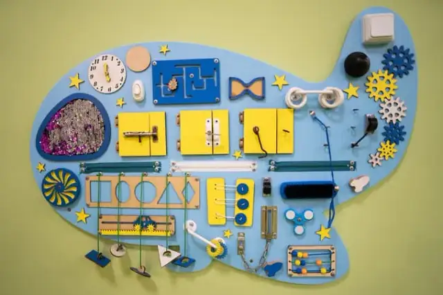 Elementy do tablicy sensorycznej – jak stworzyć idealną zabawkę edukacyjną