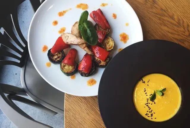 Poznań kulinarnie: Gdzie zjeść smacznie i na każdą kieszeń?