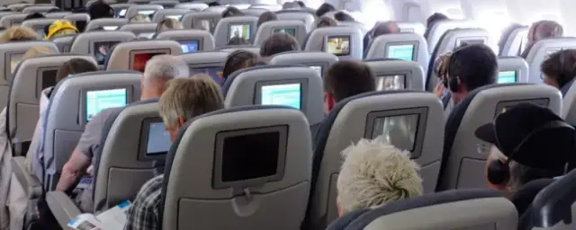 Jak oglądać filmy w samolocie: najlepsze metody i triki na lot