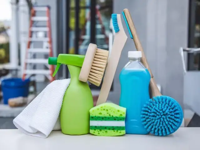 Jak usunąć pajęczyny z elewacji - skuteczne metody i porady na tanie czyszczenie