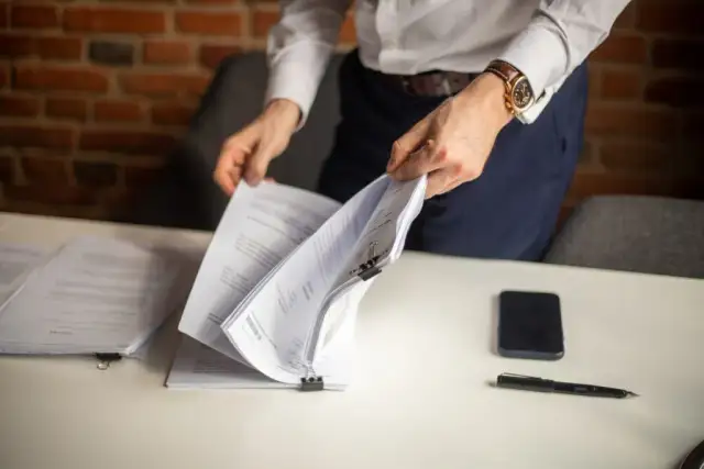 Czy uczeń może założyć działalność gospodarczą? Poznaj wymagania i pułapki