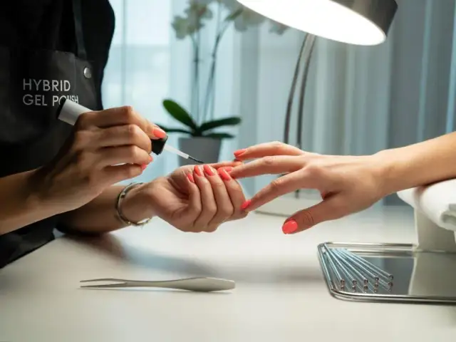 Ile trwa manicure hybrydowy w salonie? Poznaj zaskakujące fakty