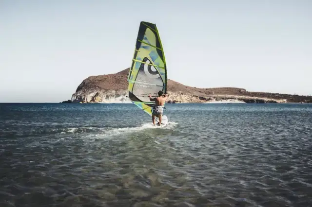 Gdzie na windsurfing w Europie? Odkryj najlepsze miejsca i porady