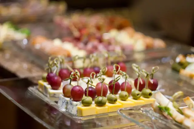 Impreza PRL: Jak stworzyć menu pełne nostalgii? Przepisy!