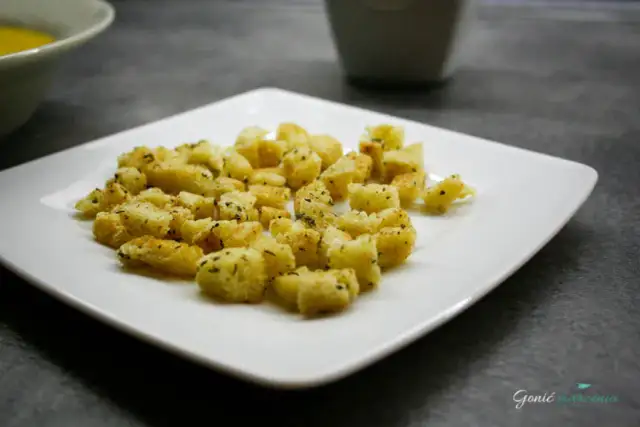 Chrupiące grzanki do sałatki: Prosty przepis na domowy sukces!