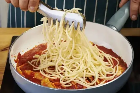 Pyszne spaghetti z kurczakiem - prosta receptura na obiad dla rodziny