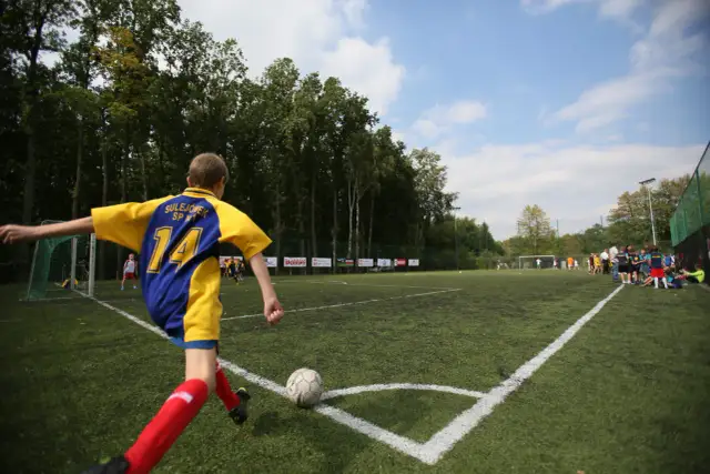 Ile metrów ma bieżnia na orliku? Zaskakujące wymiary i szczegóły
