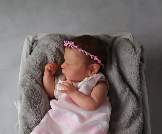 Lalki które wyglądają jak dziecko – odkryj ich niezwykłe cechy i zastosowania