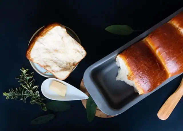 Czym smarować foremki do pieczenia chleba, aby uniknąć przywierania?