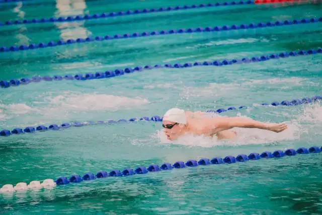 Żabka idealna? Opanuj styl klasyczny krok po kroku z Ernestem!