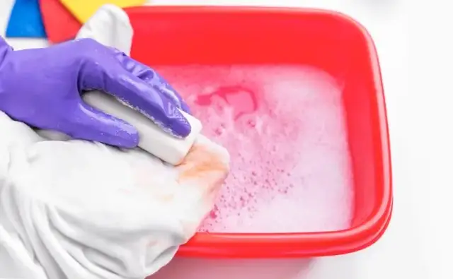 Jak usunąć żywicę z ubrania? Skuteczne metody, które działają