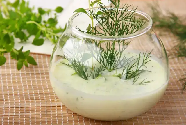 Sos jogurtowy do mięsa: Prosty przepis i 6 wariantów zrób to sam!