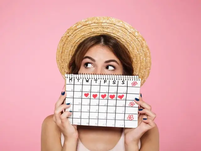 Miesiączka co 2 tygodnie? Sprawdź, co oznacza dla zdrowia.