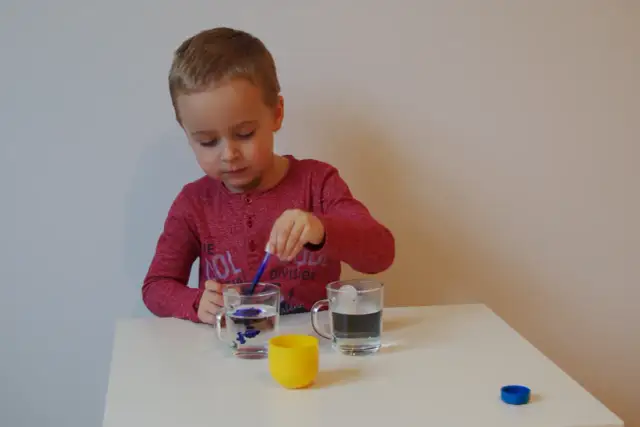 Dlaczego atrament znika? Eksperyment z octem i chemią pH