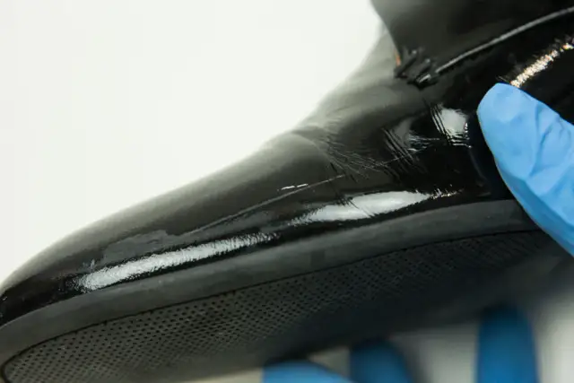 Jak skutecznie usunąć czarne ślady z lakierowanych butów bez uszkodzeń