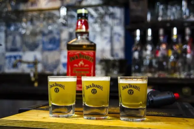 Najlepsze przepisy na drinki z Jack Daniel's cynamonowy, które zaskoczą