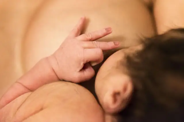 Czy po operacji biustu można karmić piersią? Oto co musisz wiedzieć.