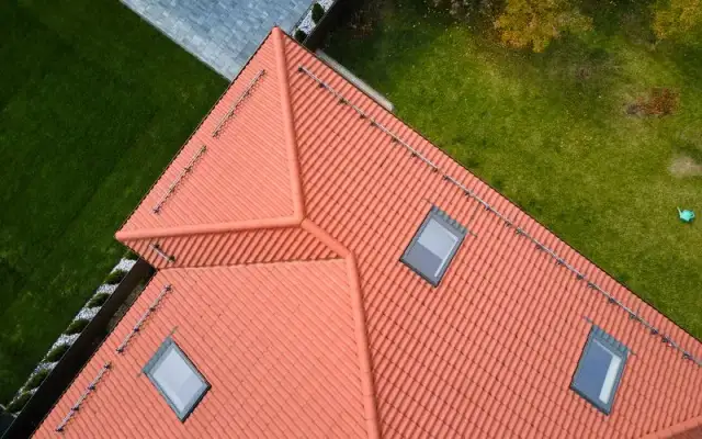 Dachówka ceramiczna czy betonowa - co wybrać, by uniknąć kosztów?