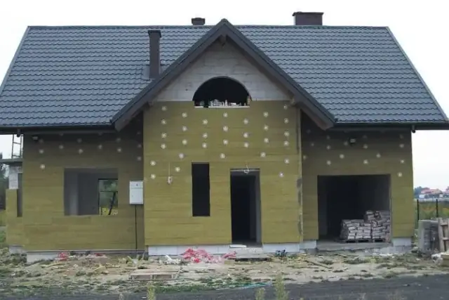 Elewacja wełna czy styropian – co wybrać, by uniknąć problemów?