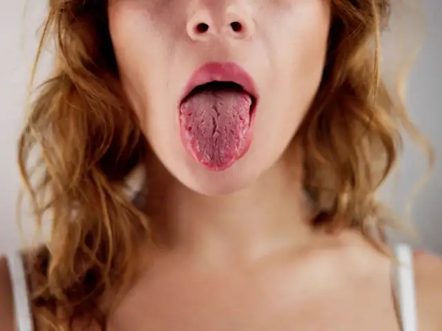 Suchość w ustach w nocy: czy to choroba? Objawy i skuteczne leczenie