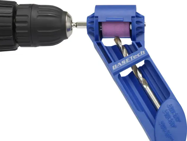 Niebieskie narzędzie do ostrzenia wierteł zamontowane w wiertarce, z widocznym wiertłem.