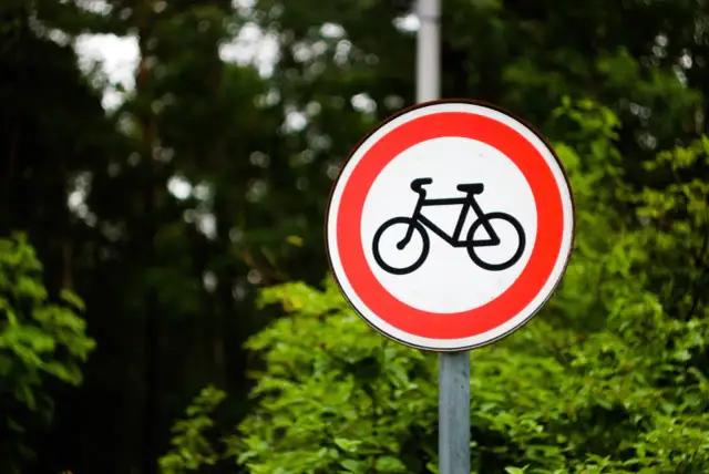 Czy można jechać rowerem po autostradzie? Oto prawda o przepisach