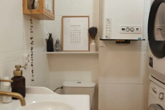 Malowanie płytek w łazience: Poradnik DIY do trwałej metamorfozy