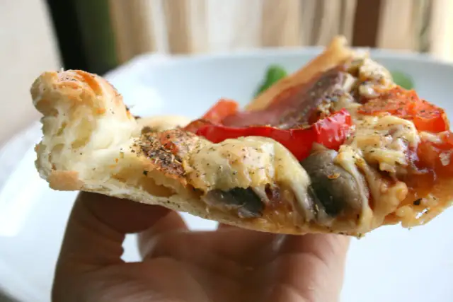 Czy można zrobić pizzę z niewyrośniętego ciasta? Sprawdź smaki i przepisy