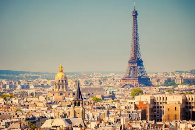 Ile się jedzie do Paryża autokarem? Poznaj czas podróży i wskazówki