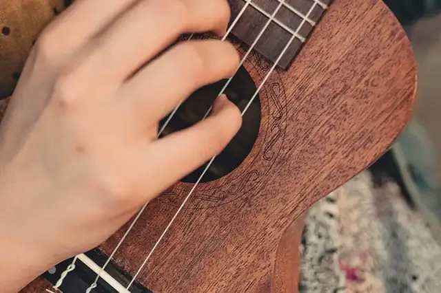Czym się różni ukulele sopranowe od tenorowego? Odkryj kluczowe różnice
