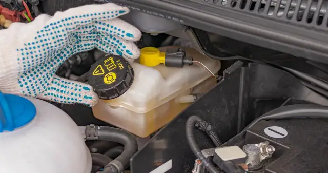 Co ile wymieniać płyn hamulcowy? Jak często wymieniać płyn w aucie?