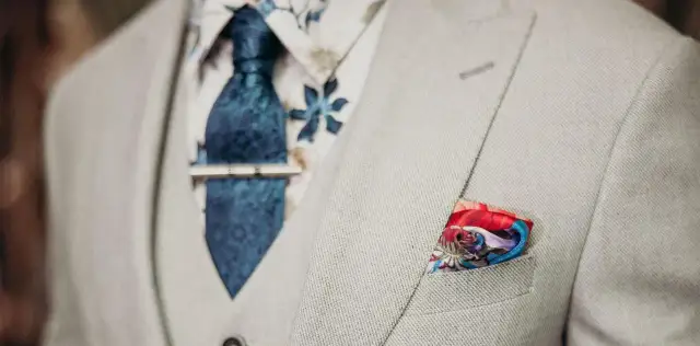 Jak nosić szpilkę do krawata, aby wyglądać elegancko i stylowo