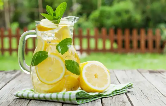 Jak zrobić wodę z cytryną na odchudzanie i zyskać zdrowie oraz energię