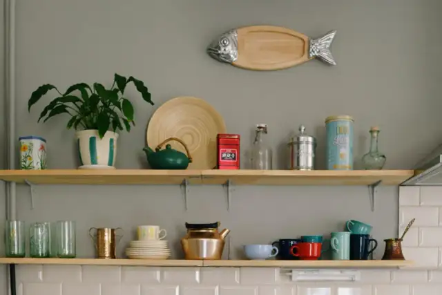 Jak zrobić półkę na przyprawy – prosty poradnik DIY dla każdej kuchni