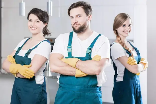 Czy sprzątaczka jest pracownikiem samorządowym? Zaskakujące fakty i przepisy