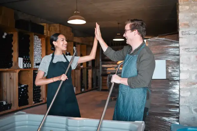 Po jakim czasie wino zaczyna pracować? Odkryj sekrety fermentacji